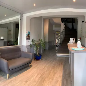 Hotel Logis Du Midi Salon-de-Provence